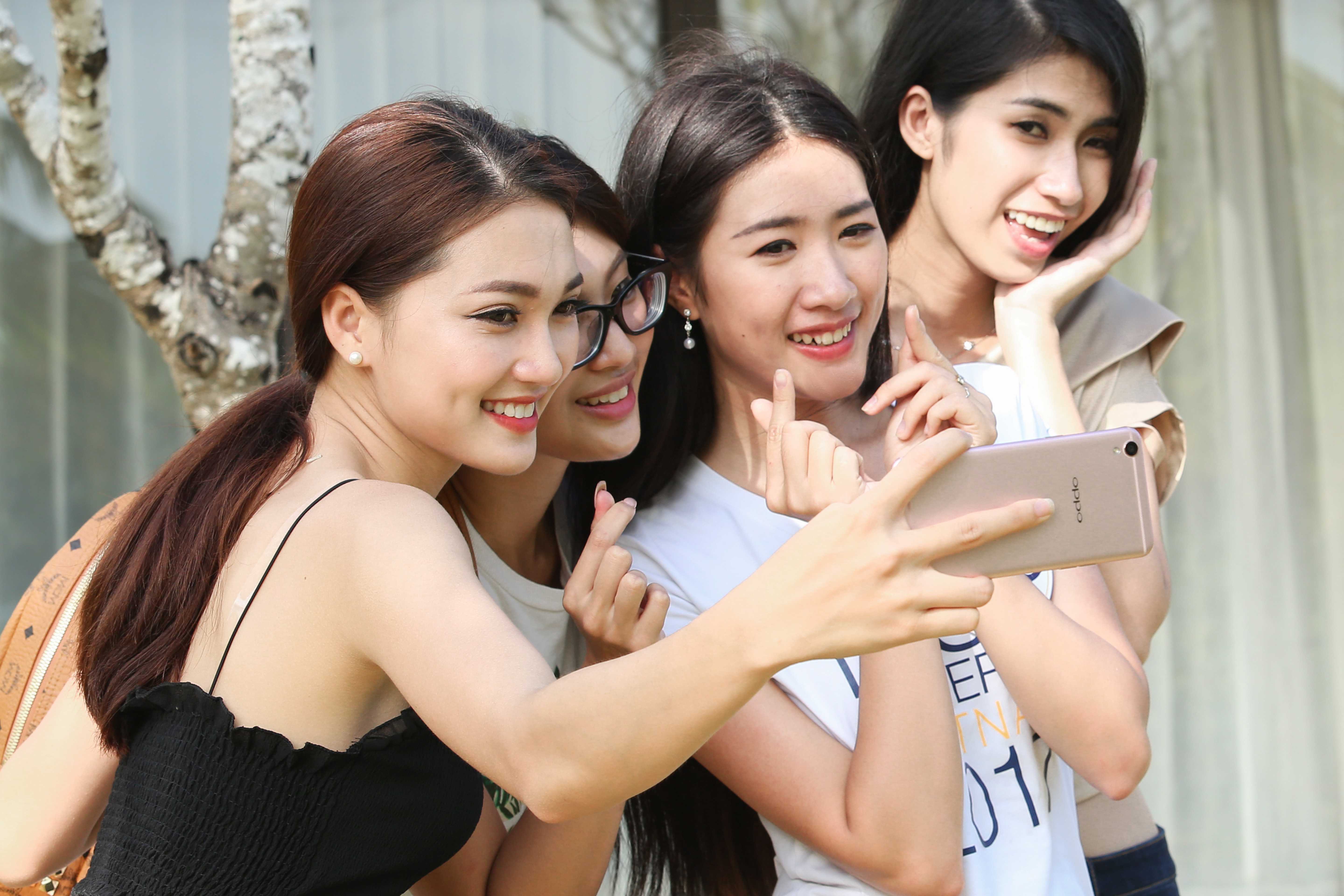 Thí sinh Hoa hậu Hoàn vũ Việt Nam sử dụng điện thoại OPPO để quay video truyền cảm hứng