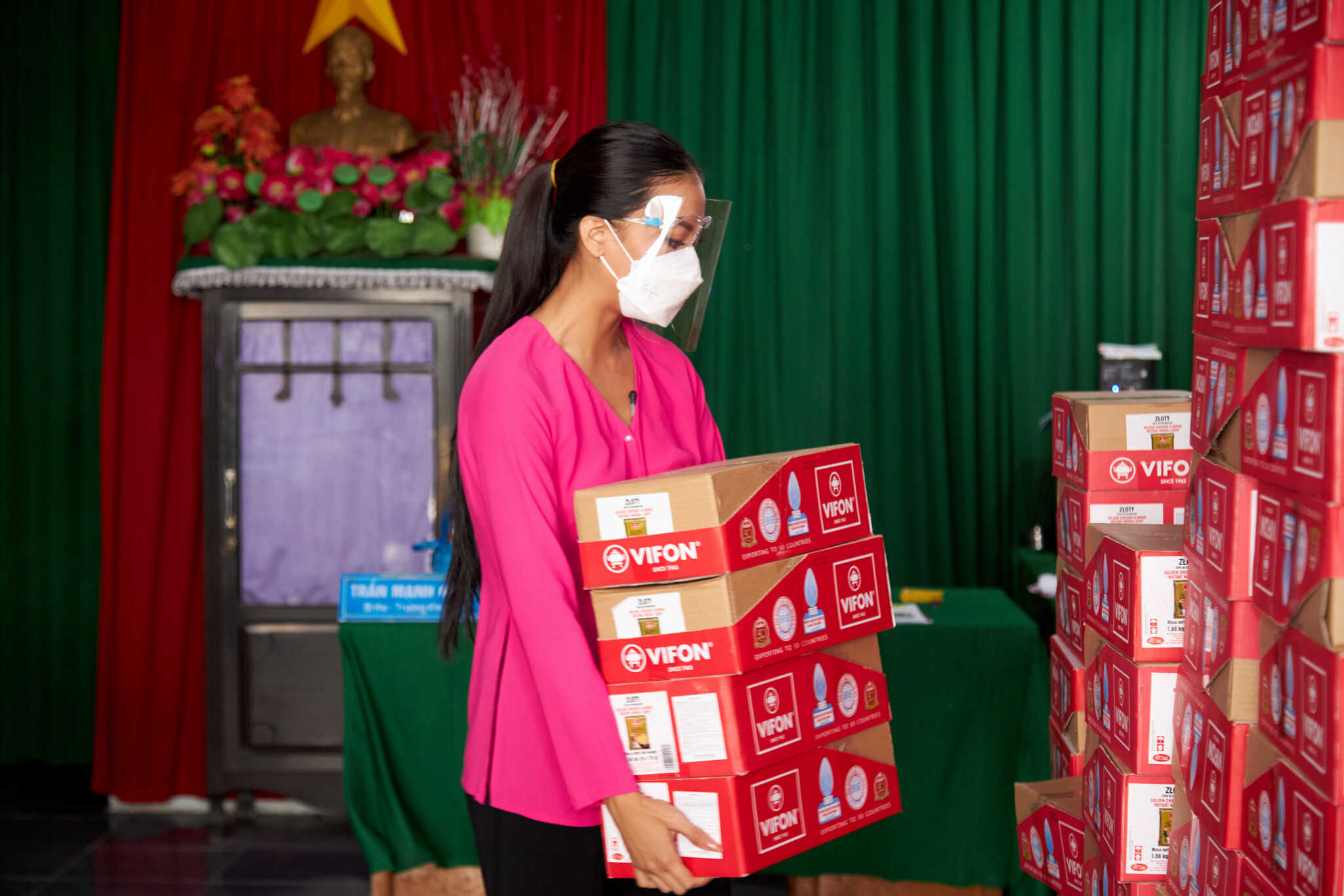 Á hậu Kim Duyên đồng hành cùng VIFON trao quà cho các bà con hộ nghèo vùng quê sông nước Miền Tây
