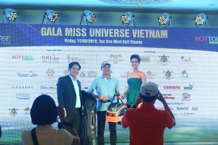 Hoa hậu H’Hen Niê và Á hậu Mâu Thủy đấu giá từ thiện Hoa hậu Hoàn vũ Việt Nam