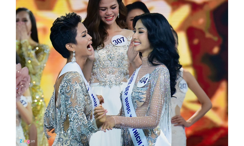 Khoảnh khắc đăng quang của tân Hoa hậu Hoàn vũ Việt Nam 2017