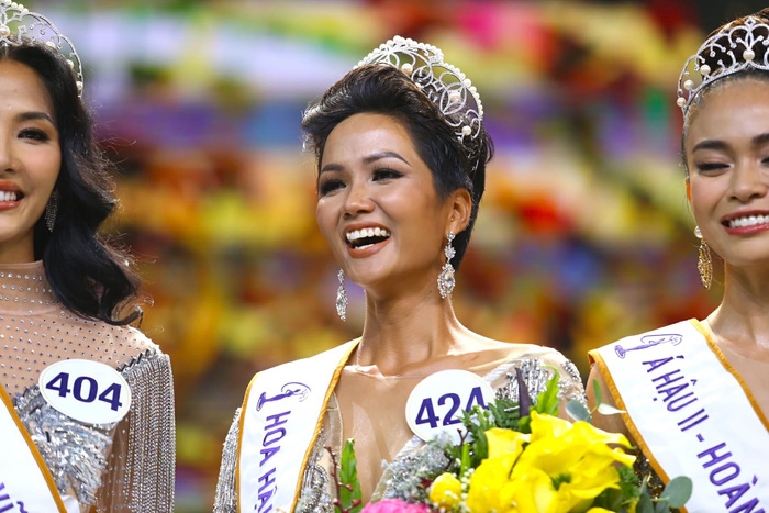 Xuất sắc 'lội ngược dòng', H'Hen Nie đăng quang Hoa hậu Hoàn vũ Việt Nam 2017