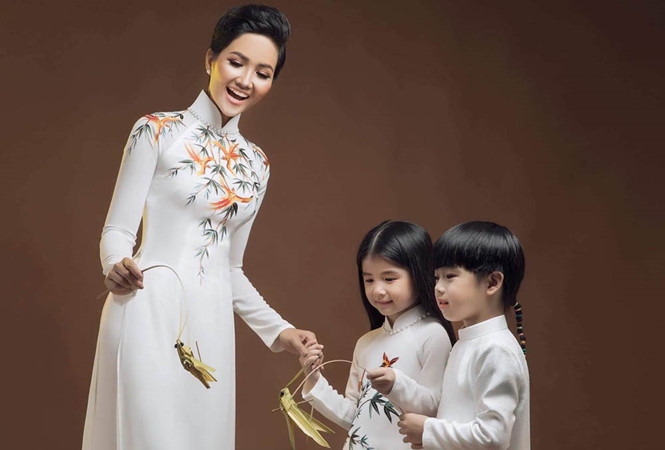 Hoa hậu H'Hen Niê diện áo dài họa tiết đồng quê, đấu giá từ thiện