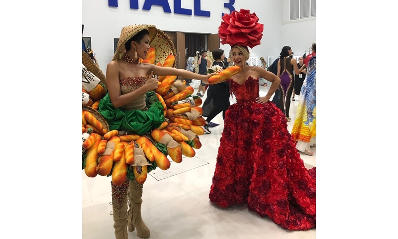 H’Hen Niê tự tin trình diễn trang phục “bánh mì” trên sân khấu Miss Universe 2018