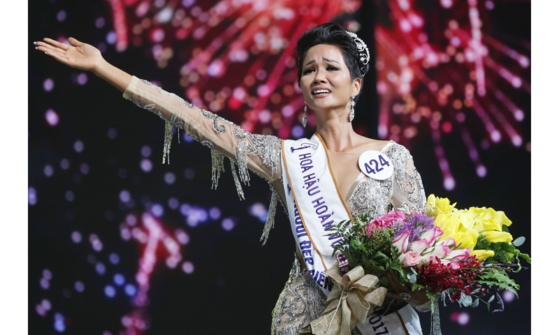 Hoa hậu H’Hen Niê truyền cảm hứng cho tuổi trẻ buôn làng