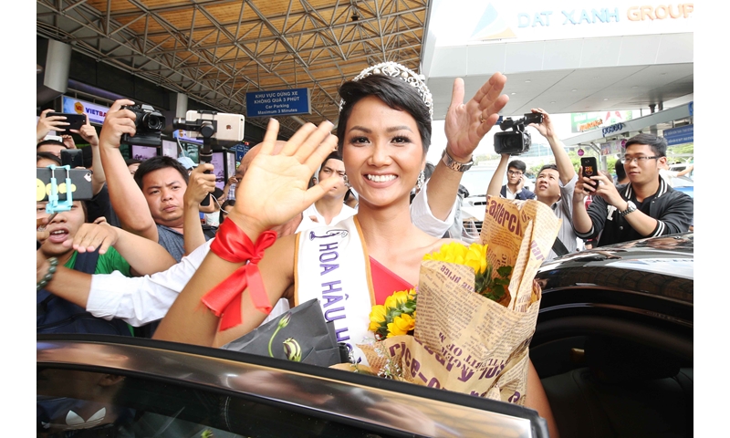 Hoa hậu H'hen Niê tươi tắn vẫy tay chào người hâm mộ trong ngày trở về TPHCM