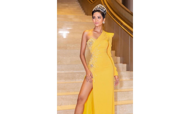 Hoa hậu H'Hen Niê tỏa sáng như nữ hoàng với đầm vàng 'nửa kín nửa hở'