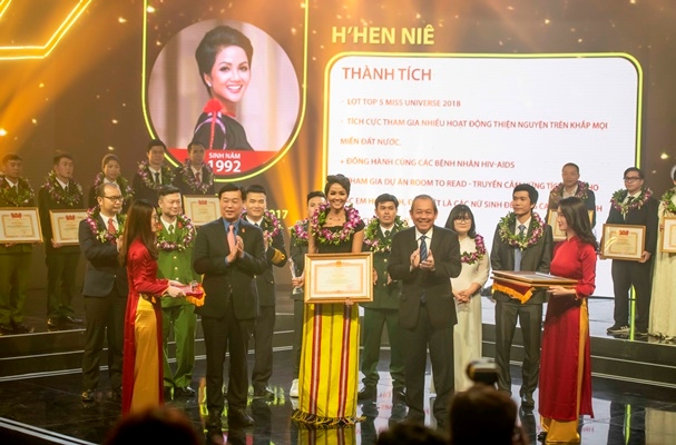 H’Hen Niê nhận giải thưởng cao quý của Trung Ương Đoàn TNCS Hồ Chí Minh