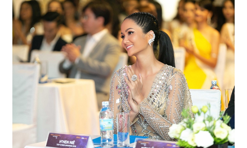 H’Hen Niê thần thái rạng ngời, sẵn sàng trao vương miện cho Tân Hoa hậu Hoàn vũ Việt Nam 2019