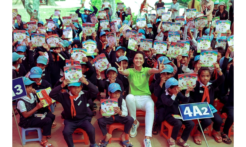 Hoa hậu H’Hen Niê hoàn thành mục tiêu gây quỹ Room To Read