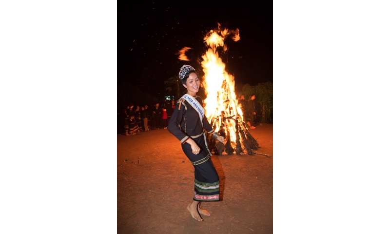 Hoa hậu H'Hen Niê mang dép lào múa hát bên lửa trại cùng bà con