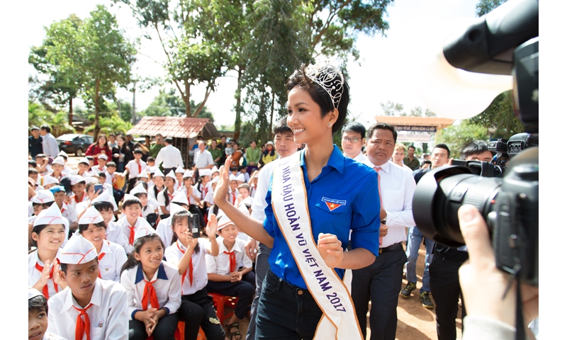 Hoa hậu H'Hen Niê về thăm 3 ngôi trường cũ ở quê nhà