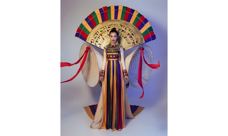 Váy nón lá khổng lồ là trang phục dân tộc Việt Nam tại Miss Universe