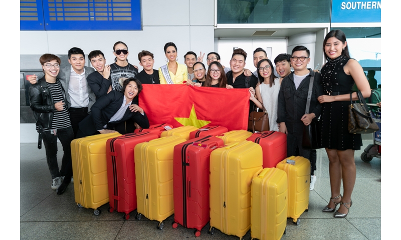 Hoa hậu H'Hen Niê mang theo 12 hành lý chính thức lên đường dự thi Miss Universe 2018