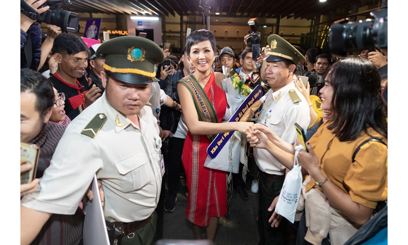 H'Hen Niê trở về quê nhà kỷ niệm 1 năm đăng quang Hoa hậu Hoàn vũ Việt Nam
