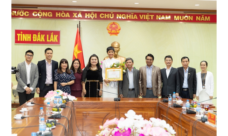 Đắk Lắk trao bằng khen thưởng cho Hoa hậu H’Hen Niê