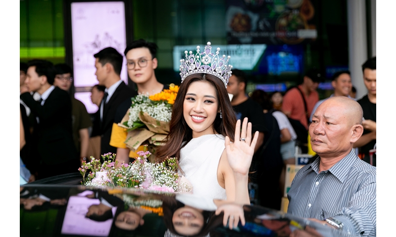 Hoa hậu Khánh Vân rạng rỡ tại sân bay về TPHCM cùng Á hậu Kim Duyên, Á hậu Thúy Vân