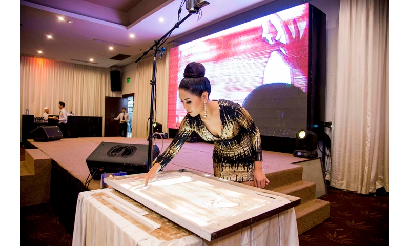 Á hậu Nguyễn Thị Loan khoe tài năng vẽ tranh cát tại buổi tiệc Thank You Party