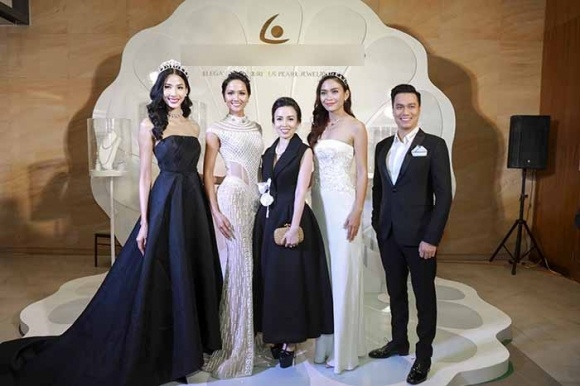 Hoa hậu H'hen Niê, Á hậu Hoàng Thùy, Á hậu Mâu Thủy xuất hiện lộng lẫy cùng vương miện tiền tỷ tại Phú Quốc