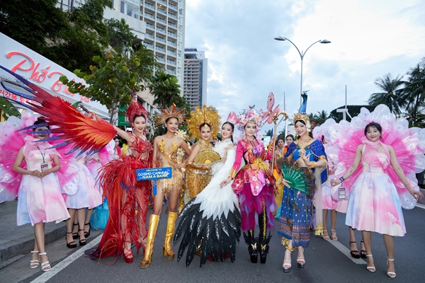 COSMO CARNIVAL SHOW BY NAM A BANK MANG LINH HỒN LỄ HỘI QUỐC TẾ VỀ VIỆT NAM