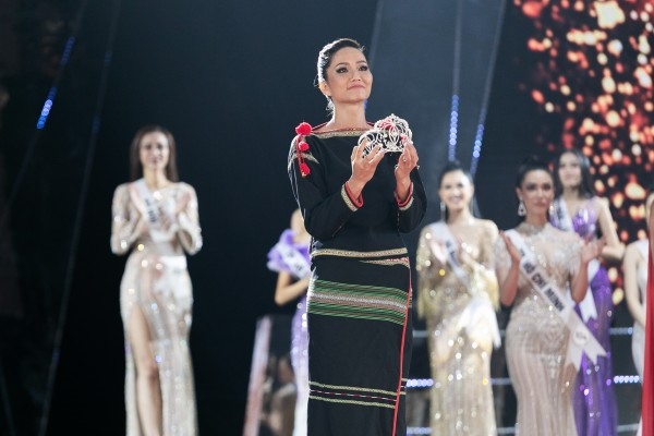 Khoảnh khắc xúc động khó quên của H’Hen Niê trong đêm Chung kết Hoa hậu Hoàn vũ Việt Nam 2019