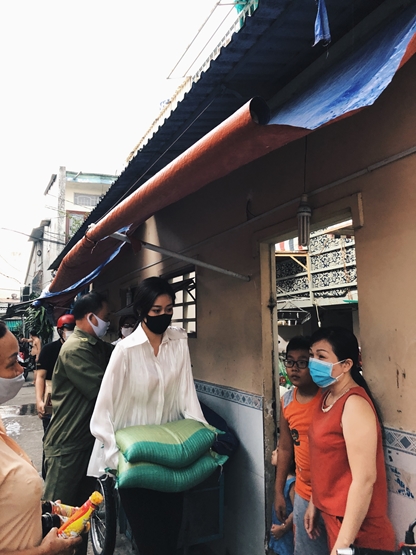 Hoa hậu Khánh Vân ủng hộ 2 tấn gạo cho người dân nghèo tại TPHCM