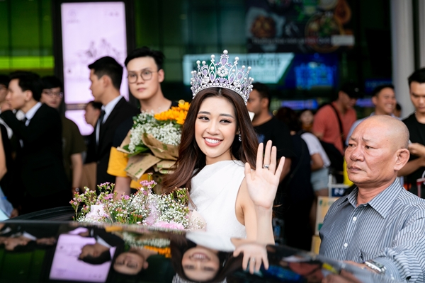 Hoa hậu Khánh Vân rạng rỡ tại sân bay về TPHCM cùng Á hậu Kim Duyên, Á hậu Thúy Vân
