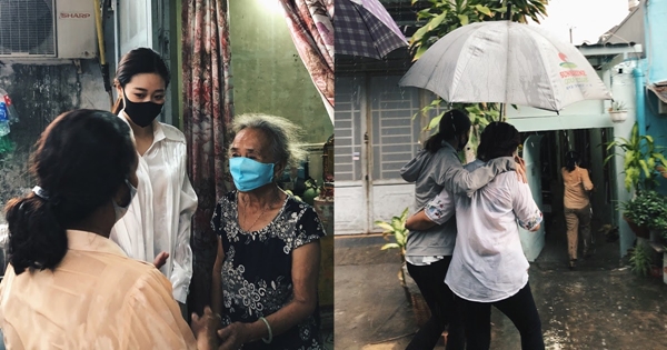 Hoa hậu Khánh Vân gây xúc động khi cùng mẹ ruột đội mưa tặng 200 phần quà cho người dân