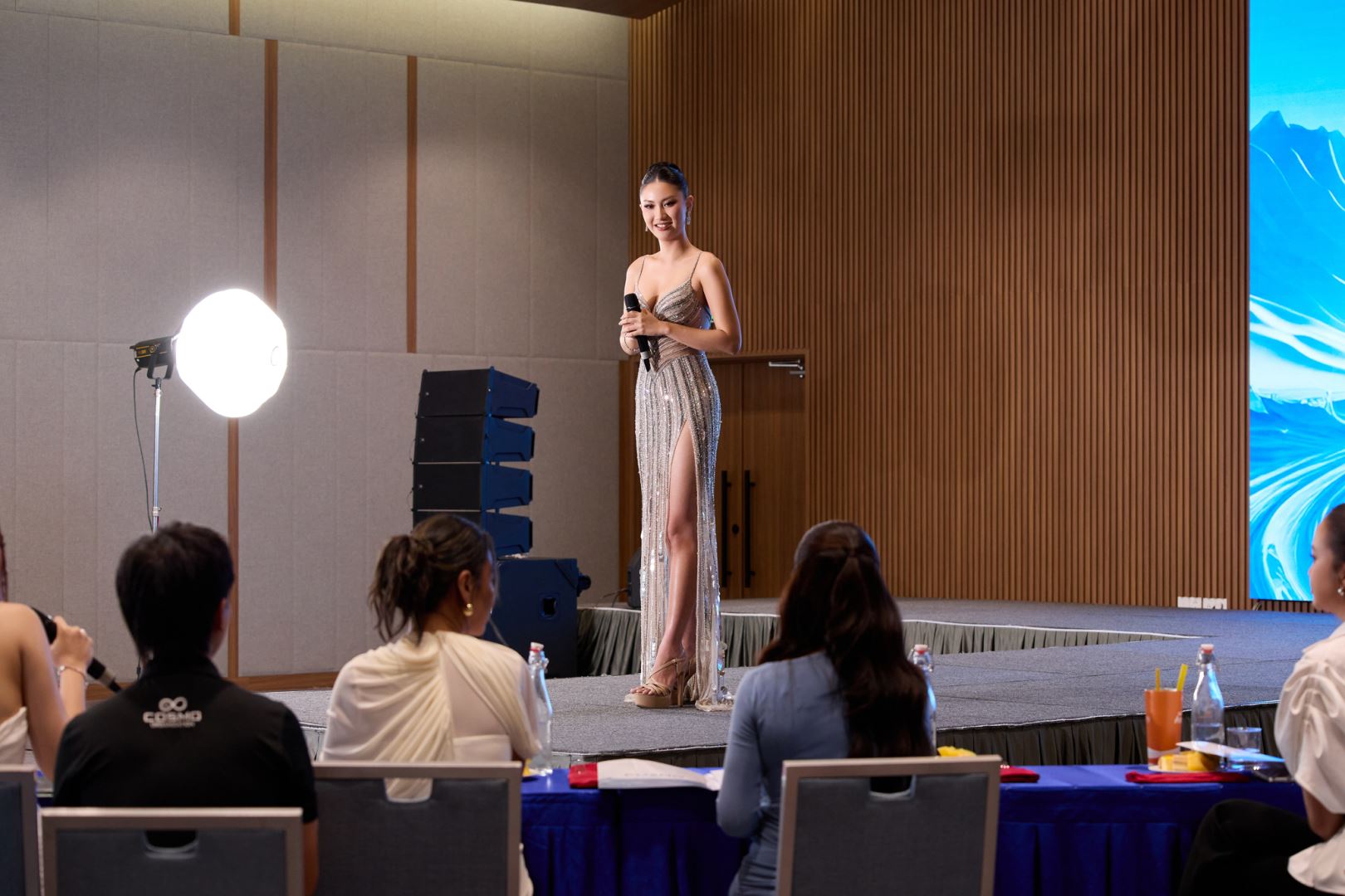 BẬT KHÓC TRÊN SÂN KHẤU GIẢ ĐỊNH: HOA HẬU PHƯƠNG LINH ĐỐI DIỆN ÁP LỰC TRƯỚC THỀM NHẬP CUỘC MISS COSMO 2025