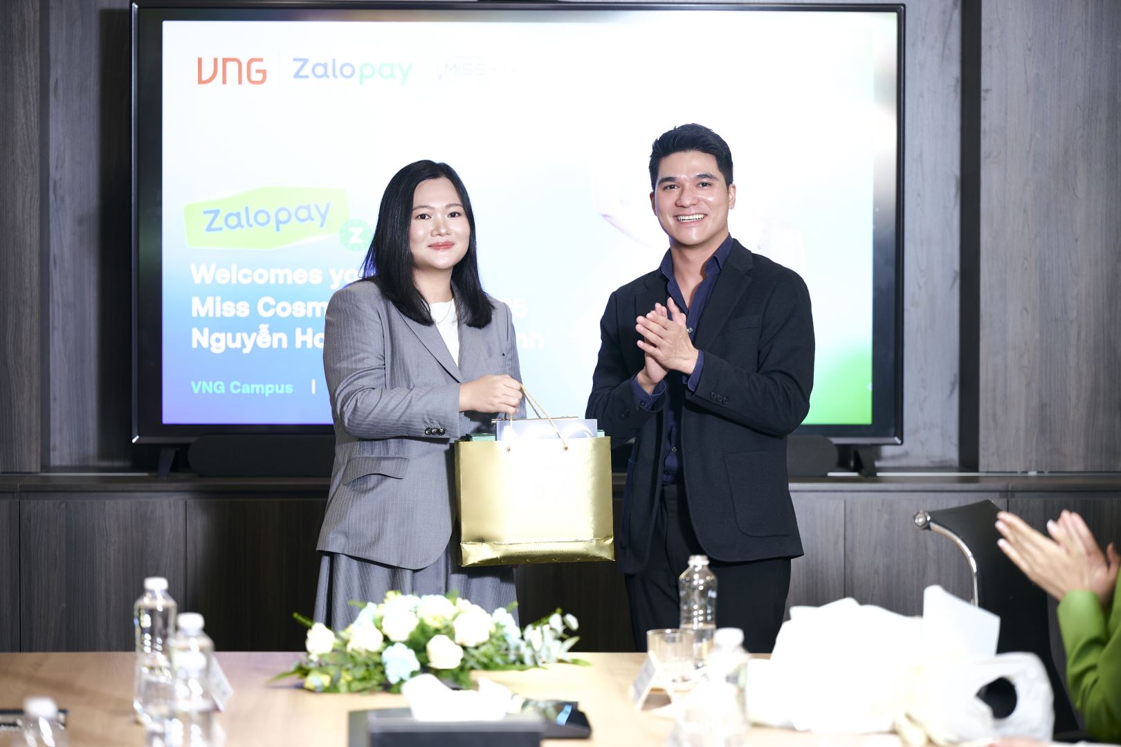 CHƯA TỪNG CÓ TRONG TIỀN LỆ: HOA HẬU HOÀN VŨ VIỆT NAM 2025 PHƯƠNG LINH CÓ CHUYẾN “COMPANY COMING” TẠI TRỤ SỞ TẬP ĐOÀN CÔNG NGHỆ HÀNG ĐẦU VIỆT NAM