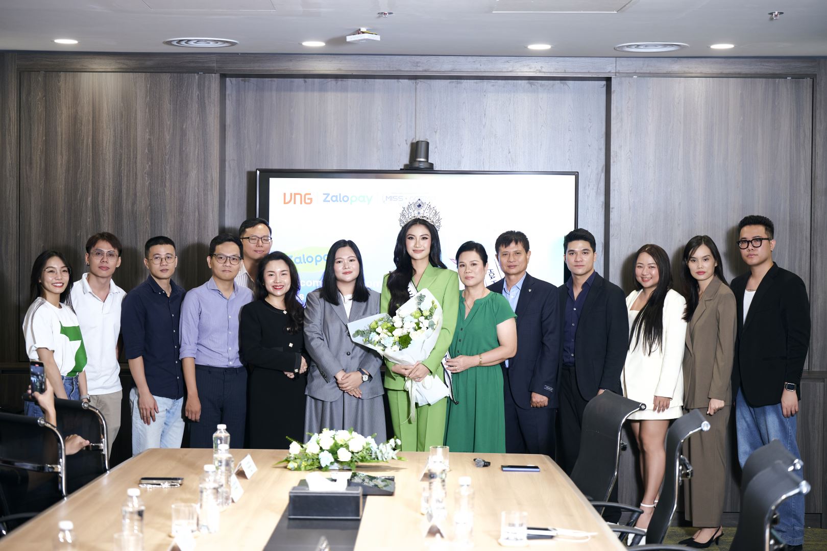 CHƯA TỪNG CÓ TRONG TIỀN LỆ: HOA HẬU HOÀN VŨ VIỆT NAM 2025 PHƯƠNG LINH CÓ CHUYẾN “COMPANY COMING” TẠI TRỤ SỞ TẬP ĐOÀN CÔNG NGHỆ HÀNG ĐẦU VIỆT NAM