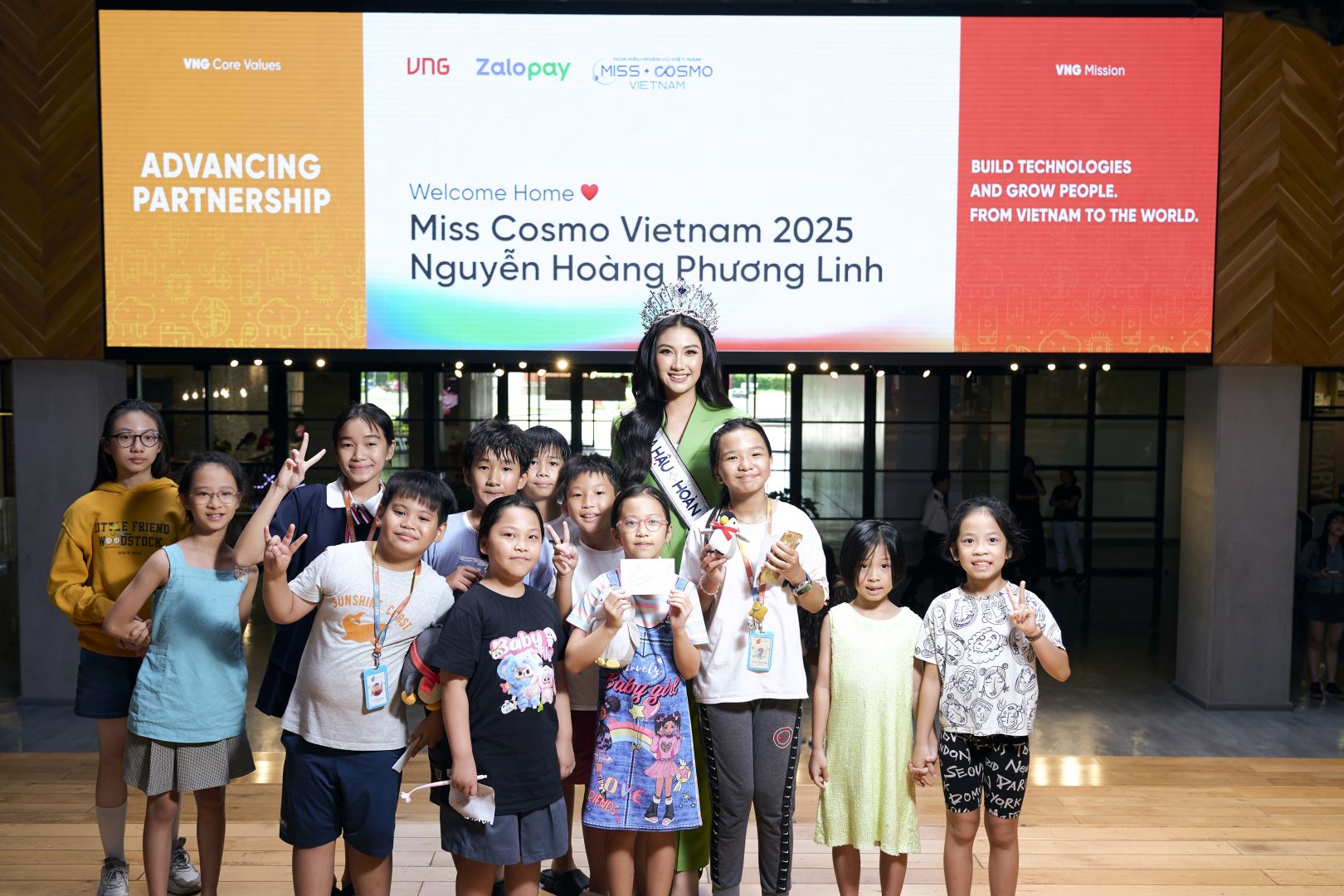 CHƯA TỪNG CÓ TRONG TIỀN LỆ: HOA HẬU HOÀN VŨ VIỆT NAM 2025 PHƯƠNG LINH CÓ CHUYẾN “COMPANY COMING” TẠI TRỤ SỞ TẬP ĐOÀN CÔNG NGHỆ HÀNG ĐẦU VIỆT NAM