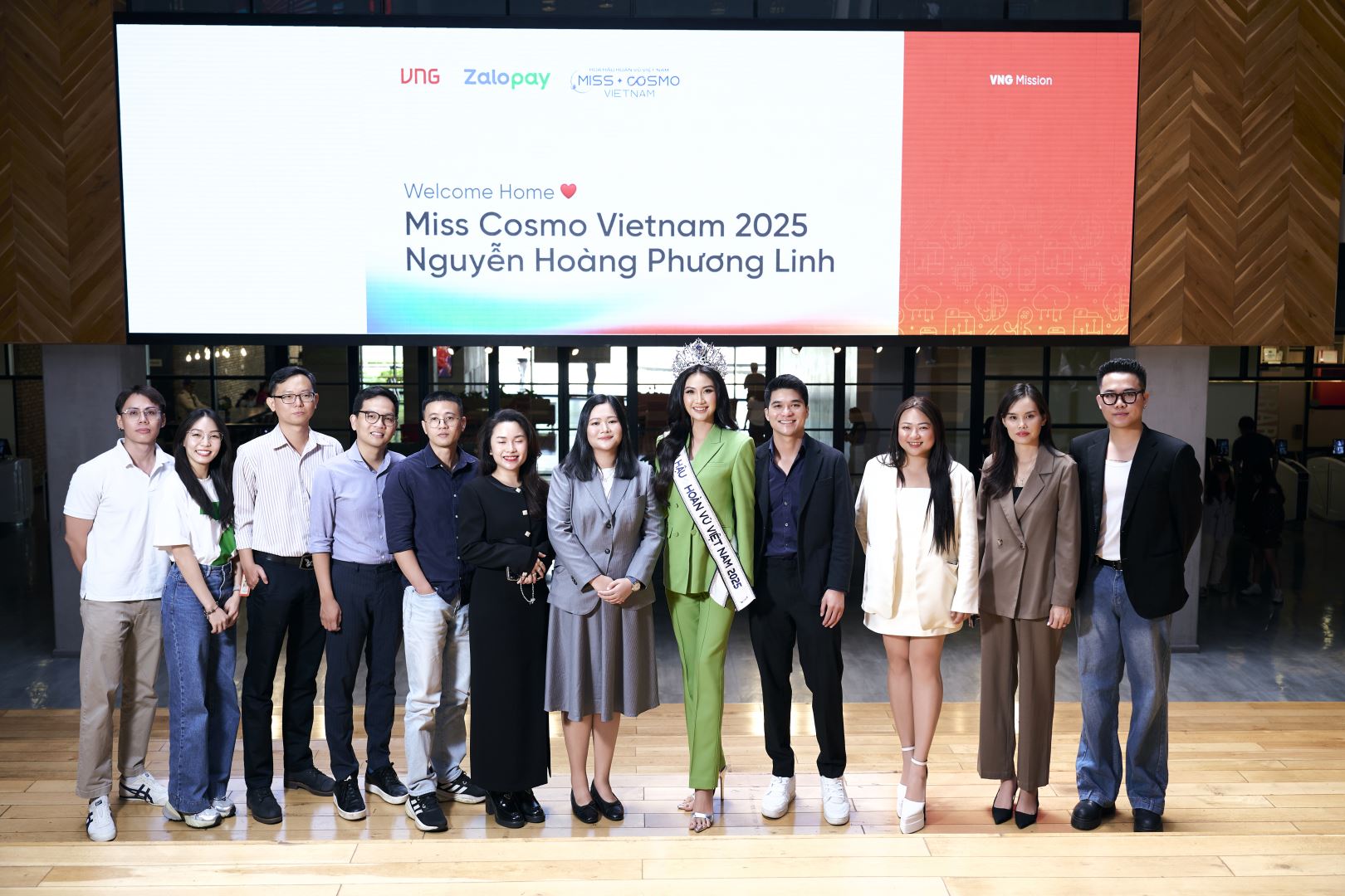 CHƯA TỪNG CÓ TRONG TIỀN LỆ: HOA HẬU HOÀN VŨ VIỆT NAM 2025 PHƯƠNG LINH CÓ CHUYẾN “COMPANY COMING” TẠI TRỤ SỞ TẬP ĐOÀN CÔNG NGHỆ HÀNG ĐẦU VIỆT NAM