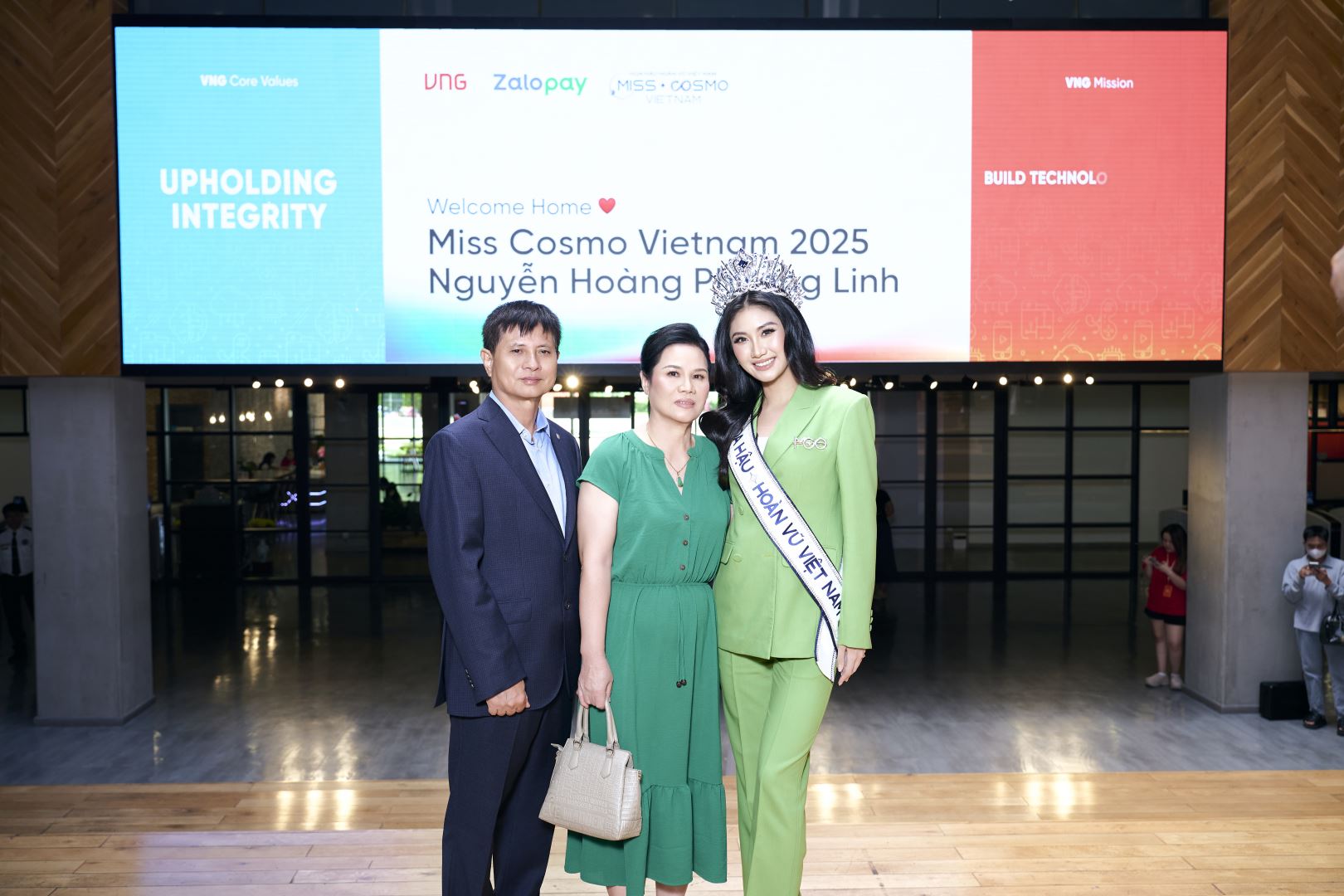 CHƯA TỪNG CÓ TRONG TIỀN LỆ: HOA HẬU HOÀN VŨ VIỆT NAM 2025 PHƯƠNG LINH CÓ CHUYẾN “COMPANY COMING” TẠI TRỤ SỞ TẬP ĐOÀN CÔNG NGHỆ HÀNG ĐẦU VIỆT NAM
