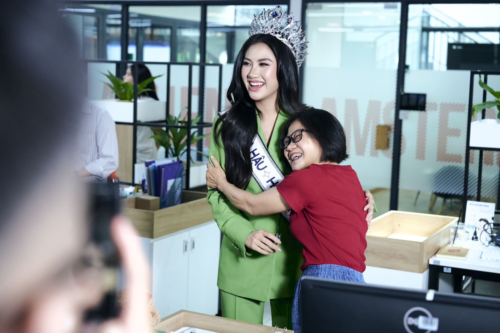 CHƯA TỪNG CÓ TRONG TIỀN LỆ: HOA HẬU HOÀN VŨ VIỆT NAM 2025 PHƯƠNG LINH CÓ CHUYẾN “COMPANY COMING” TẠI TRỤ SỞ TẬP ĐOÀN CÔNG NGHỆ HÀNG ĐẦU VIỆT NAM