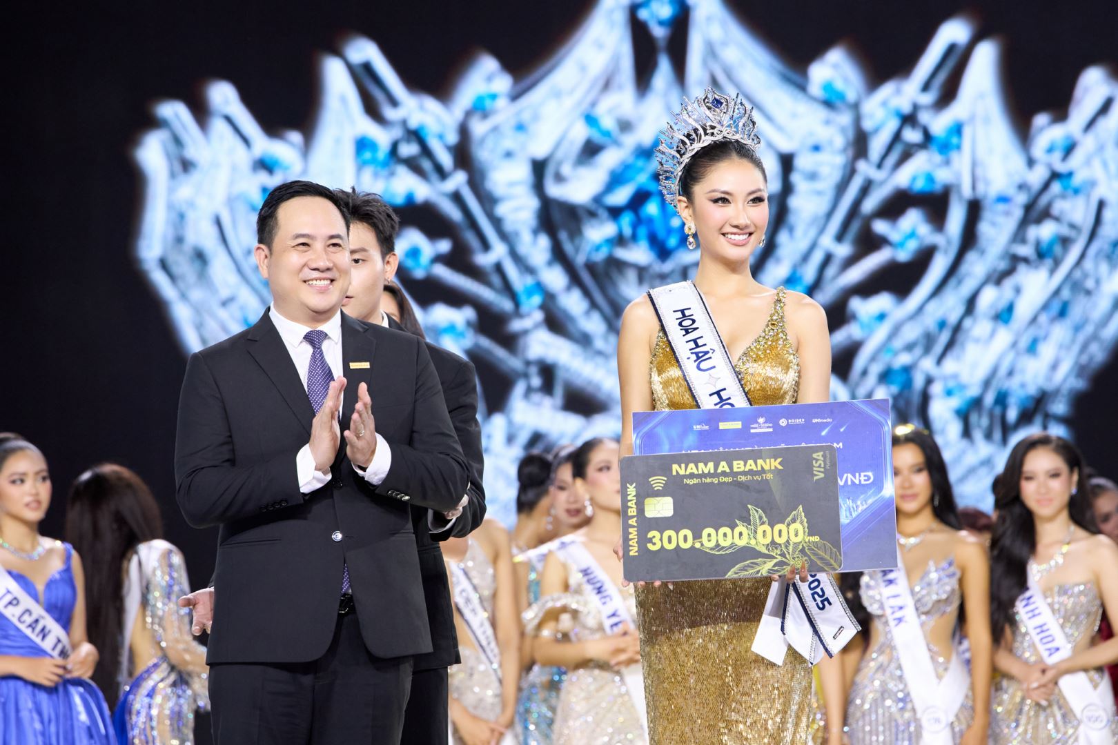 NAM A BANK TIẾP TỤC ĐỒNG HÀNH TOP 2 MISS COSMO VIETNAM 2025 TRÊN HÀNH TRÌNH LAN TỎA GIÁ TRỊ CỘNG ĐỒNG
