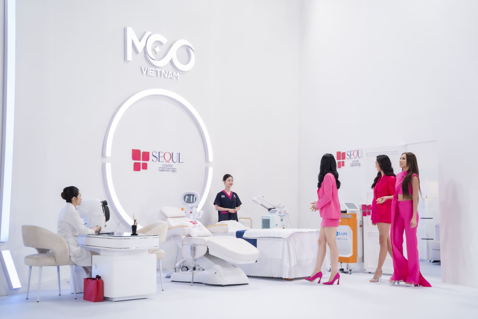Phó Tổng Giám Đốc Hệ thống Thẩm mỹ Quốc tế Seoul Center Nguyễn Thị Liễu Vy xuất hiện rạng rỡ tại Hoa hậu Hoàn vũ Việt Nam - Miss Cosmo Vietnam 2023