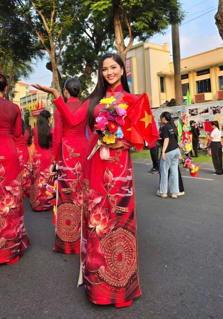 HOA HẬU HOÀN VŨ VIỆT NAM TỰ HÀO GÓP PHẦN LAN TỎA GIÁ TRỊ LỊCH SỬ VÀ TINH THẦN DÂN TỘC NHÂN KỶ NIỆM 50 NĂM NGÀY GIẢI PHÓNG MIỀN NAM, THỐNG NHẤT ĐẤT NƯỚC