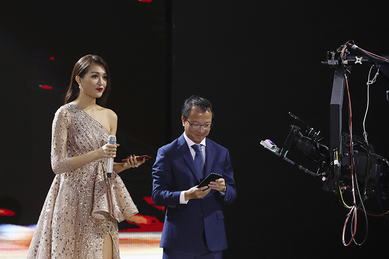 Thí sinh Hoa hậu Hoàn vũ Việt Nam 2017 tỏa sáng rực rỡ đêm bán kết