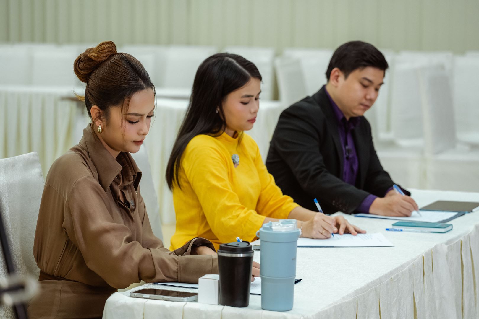 TÂM HUYẾT VỚI DỰ ÁN ‘KHÓ’, HOA HẬU PHƯƠNG LINH ĐỐI DIỆN LOẠT CHẤT VẤN