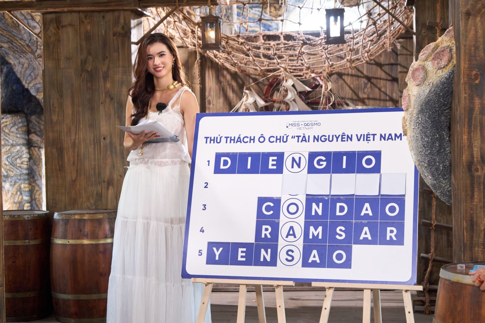 HOA HẬU HOÀN VŨ VIỆT NAM 2025: CUỘC ĐỐI THOẠI CÁC THẾ HỆ HOA HẬU, THÍ SINH “ĐẤU LÝ” CÙNG GIÁM KHẢO
